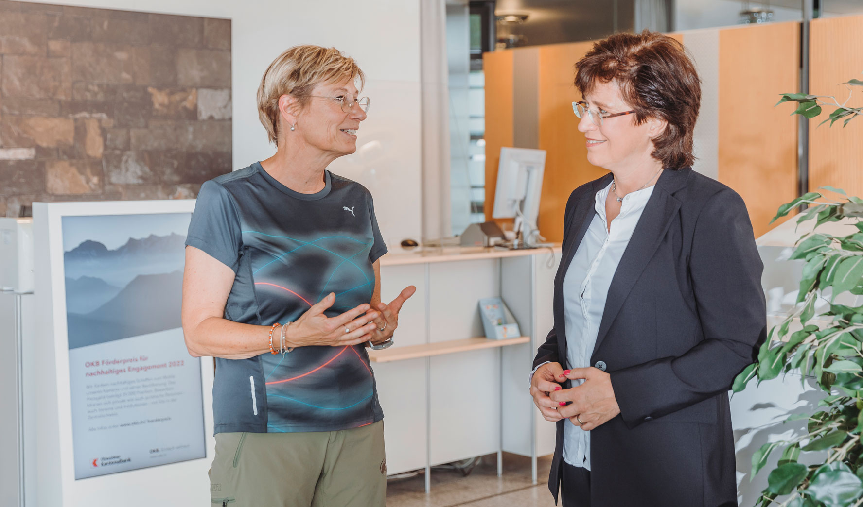 Kundin im Gespräch mit OKB-CEO Margrit Koch